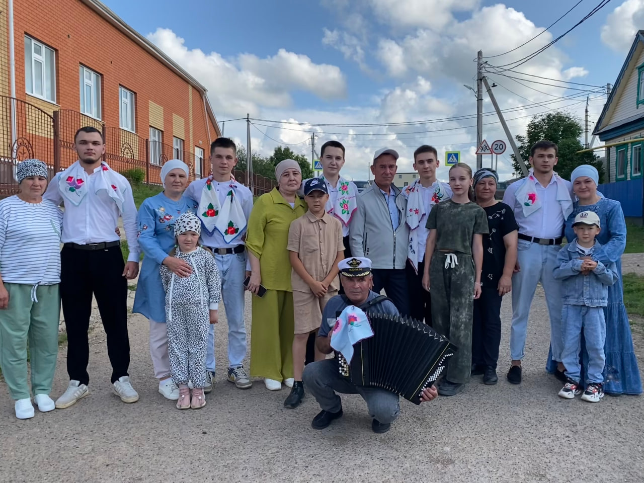 Кукмараның Аш-Буҗи авылыннан хәрби бурычын үтәргә берьюлы биш егет китте